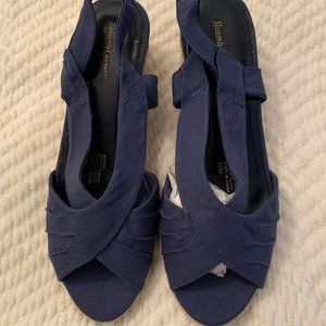 HEAVENLY COMFORT NAVY WEDGE SANDALS  SIZE 10M